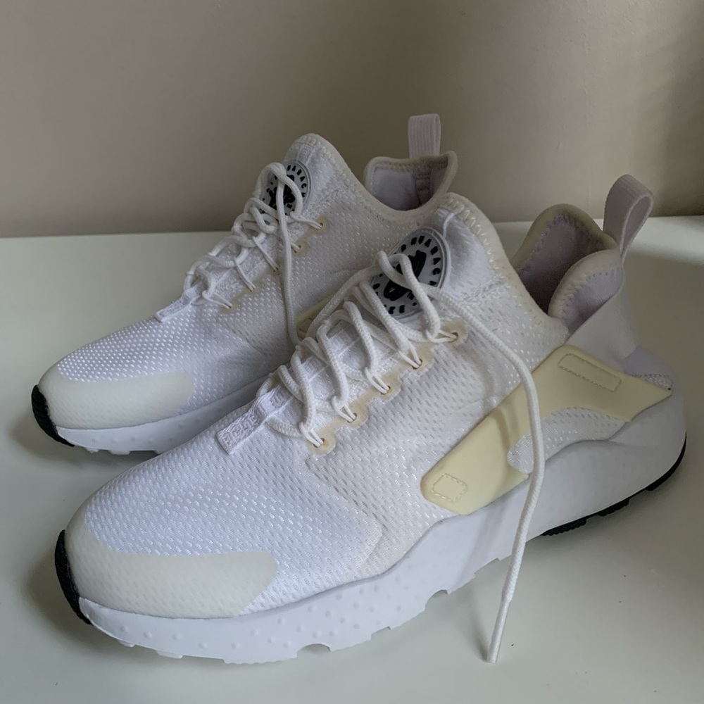 Women’s White Nike Huarache air runs!